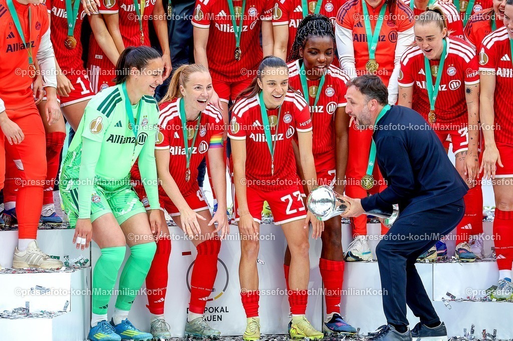 xsscx14052601076 | 2026.05.14, xsscx, Fußball, Finale DFB-Pokal Frauen, VfL Wolfsburg -  FC Bayern München, Saison 2025 2026, Rhein-Energie-Stadion in Köln: Die Mannschaft vom FC Bayern München feiert ihren Sieg im DFB-Pokal Finale mit Maria Luisa Grohs (FC Bayern München #1), Glodis Perla Viggosdottir (FC Bayern München #4), Natalia Padilla Bidas (FC Bayern München #23), Edna Imade (FC Bayern München #29) und Jose Barcala (Cheftrainer FC Bayern München) DFB regulations prohibit any use of photographs as image sequences and or quasi-video. Photo: xSandraxScherningxPressefotoKochx