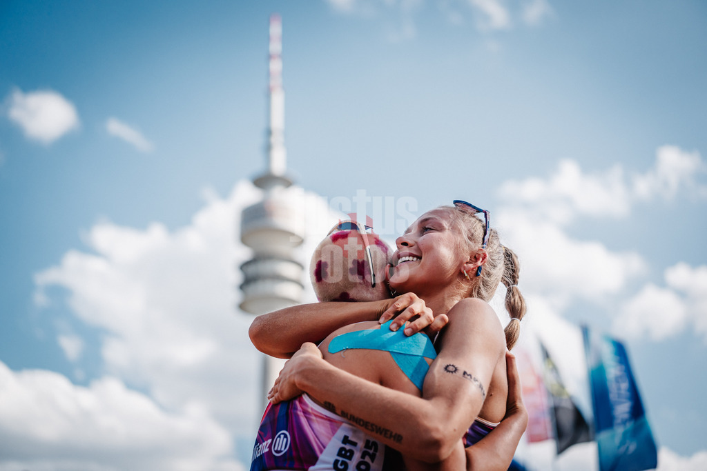 Beachvolleyball | Frauen | Allianz German Beach Tour 2025 | Tourstop München | 04.07.2025 | v.l. Mareet Maidhof und Paula Schürholz jubeln und freuen sich