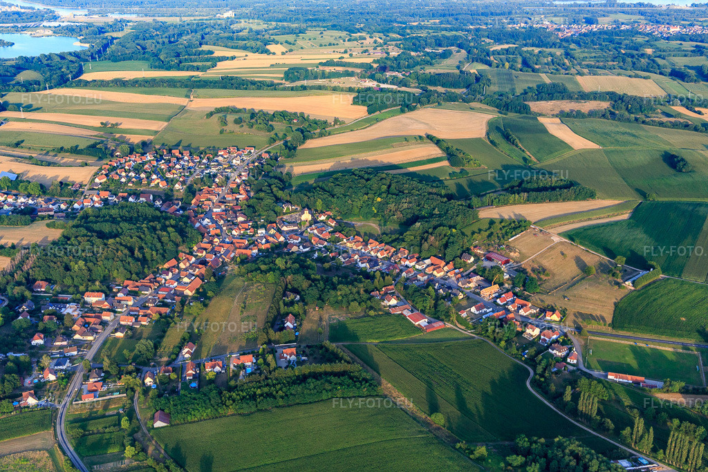 Vue aérienne: Vue du village depuis l'ouest à Neewiller-près-Lauterbourg dans le département Bas Rhin, France.Photo: IMG_121022.jpg prise le 23/07/2020 par Werner Riehm/FLY-FOTO.euRésolution de l'original: 5281 x 3521 px