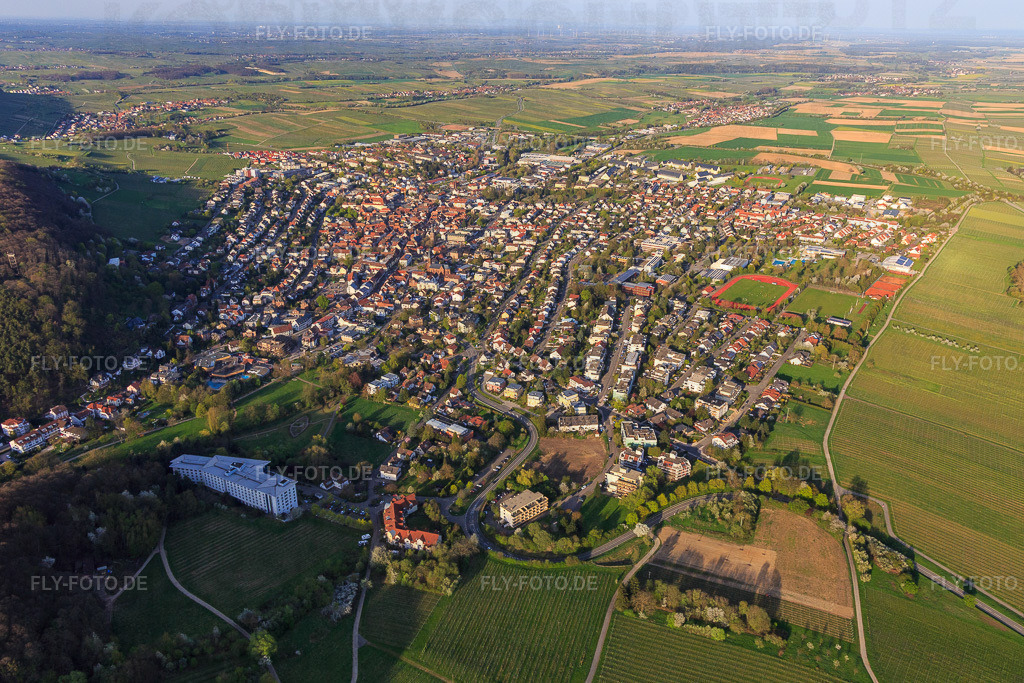 Kurstadtansicht im Frühling aus Westen | Luftbild: Kurstadtansicht im Frühling aus Westen in Bad Bergzabern im Bundesland Rheinland-Pfalz in Deutschland. Foto: IMG_106548.jpg vom 17.04.2018 durch Werner Riehm/FLY-FOTO.de - Realisiert mit Pictrs.com