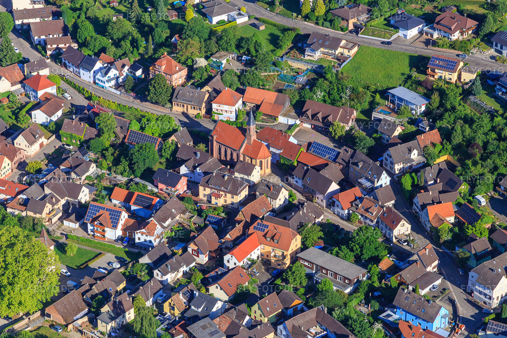 Luftbild: Markuskirche im Ortsteil Schmieheim in Kippenheim im Bundesland Baden-Württemberg in Deutschland. Foto: IMG_147742.jpg vom 30.05.2025 durch Werner Riehm/FLY-FOTO.de