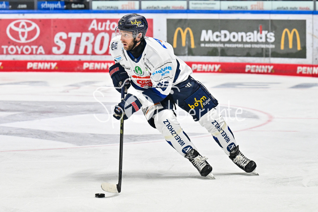 Augsburger Panther - Iserlohn Roosters | am Puck Robin NORELL (Iserlohn Roosters 56) / Einzelfoto / Freisteller / Penny DEL: Augsburger Panther - Iserlohn Roosters; Curt Frenzel Stadion am 21.09.2025
