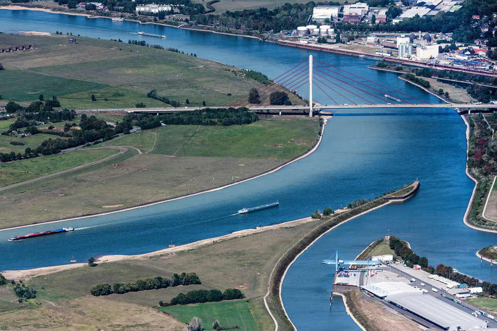 dr__0056146.jpg | WESEL 17.09.2020 Fluß - Brückenbauwerk Niederrheinbrücke über den Rhein im Ortsteil Büderich in Wesel im Bundesland Nordrhein-Westfalen, Deutschland. Weiterführende Informationen bei: Arcadis Germany GmbH,  DYWIDAG-Systems International,  Donges SteelTec GmbH,  Landesbetrieb Straßenbau Nordrhein-Westfalen,  Leonhardt, Andrä und Partner Beratende Ingenieure VBI AG. // River - bridge construction Niederrheinbruecke over the rhine river in the district Buederich in Wesel in the state North Rhine-Westphalia, Germany. Further information at: Arcadis Germany GmbH,  DYWIDAG-Systems International,  Donges SteelTec GmbH,  Landesbetrieb Strassenbau Nordrhein-Westfalen,  Leonhardt, Andrae und Partner Beratende Ingenieure VBI AG. Foto: Daniel Reiter