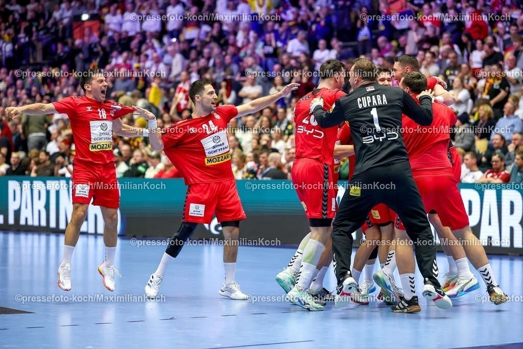 EHF17012602080 | 17.01.2026, Handball, Men's EHF EURO 2026, Deutschland - Serbien, Jyske Bank Boxen in Herning, Dänemark, Preliminary Round: Abschlussjubel nach dem Sieg der Serben gegen Deutschland. Jubel Freude 