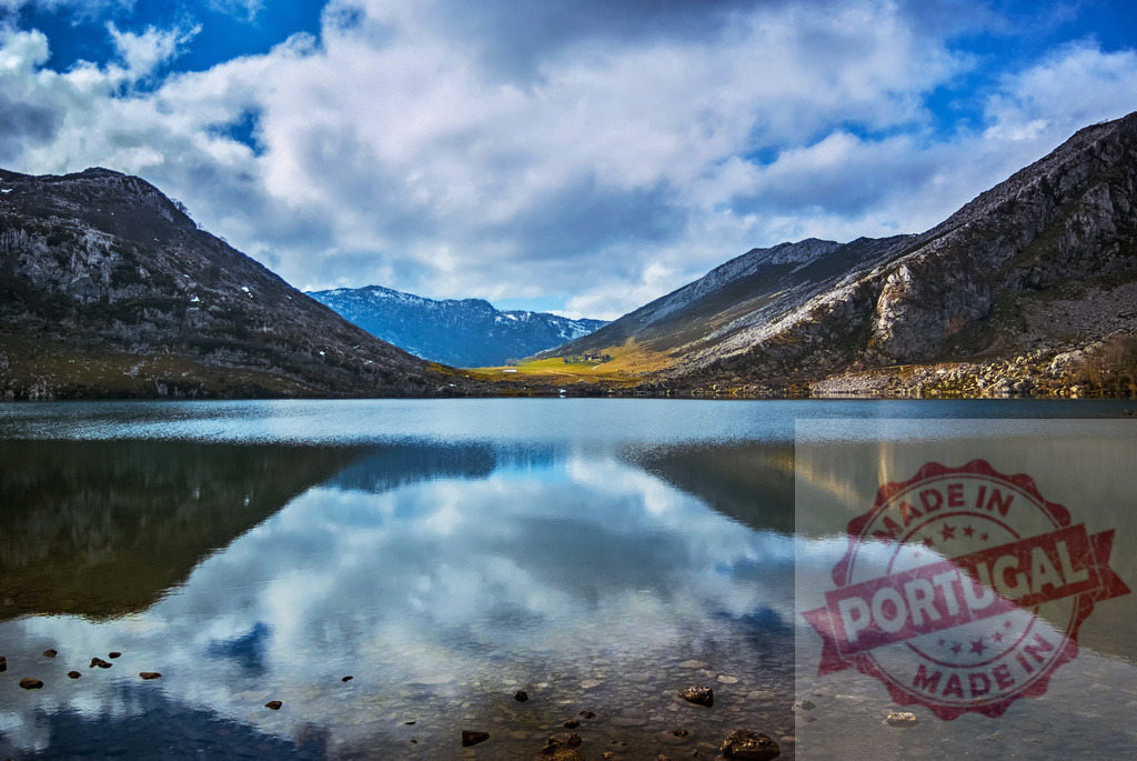 Lake Calabazosa reflecting cloudy sky in Somiedo Natural Park | Stunning landscape of Lake Calabazosa reflecting the cloudy sky and surrounding mountains in Somiedo Natural Park, Asturias, Spain - Realisiert mit Pictrs.com