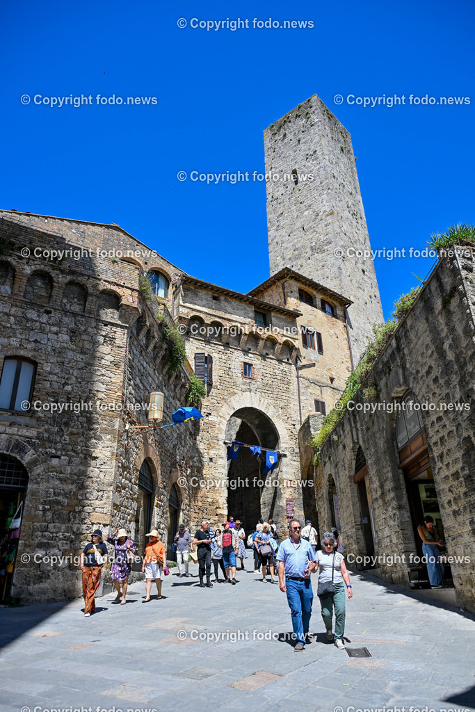 Italien_ Toskana_ San Gimignano_ 31.05.2024-18 | 31.05.2024, Italien, ITA, Toskana, San Gimignano im Bild Stadtansichten Gebäude, Architektur, Touristen, Historisch, Souvenir, Ansichten der berühmten Stadt San Gimignano in der Toskana-Italien - View of the famous town San Gimignano in Tuscany-ItalySan Gimignano ist eine italienische Kleinstadt in der Toskana mit einem mittelalterlichen Stadtkern. San Gimignano wird auch die Stadt der Türme genannt. Die Stadt liegt in der Provinz Siena. Sie gehört neben Florenz, Siena und Pisa zu den von Touristen meist besuchten Zielen in der Toskana.