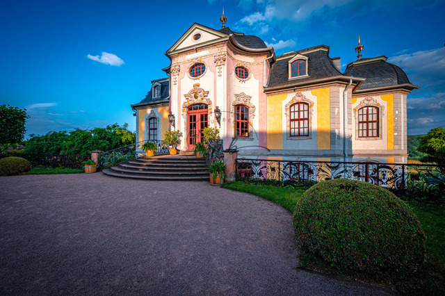 2023-07-02_19-50-53_430 | Blick auf das Rokokoschloss im Schlosspark der Dornburger Schlösser bei Jena, Dornburg-Camburg, Thüringen, Deutschland - Realisiert mit Pictrs.com