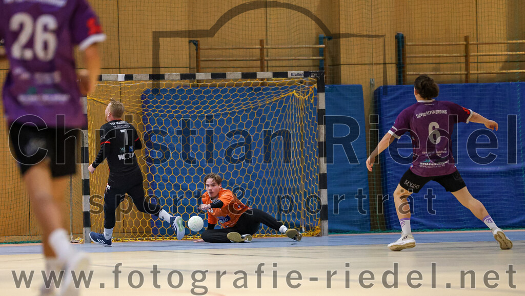 2024-09-21_065_SpVgg_Altenerding_gegen_TSV_1861_Mainburg | Erding, Deutschland, 21.09.2024:Handball, Bezirksoberliga Männer 2024 / 2025, 1. Spieltag, SpVgg Altenerding gegen TSV 1861 Mainburg, Endergebnis: 36:20Christoph Würfl (TSV 1861 Mainburg, #7), Torwart Jannik Fleps (SpVgg Altenerding, #33), Jabob Köhler (SpVgg Altenerding, #6)Foto: Christian Riedel / fotografie-riedel.net