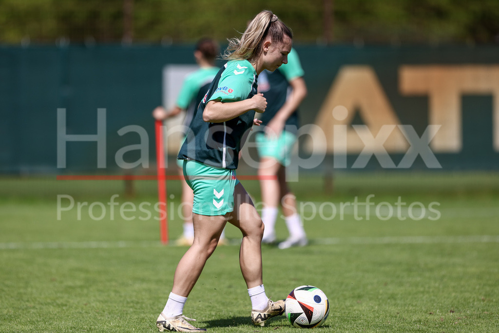 Fussball, Google Pixel Frauen-Bundesliga, Training SV Werder Bremen | Michelle Weiß (SV Werder Bremen, 15) bei einer Trainingsübung