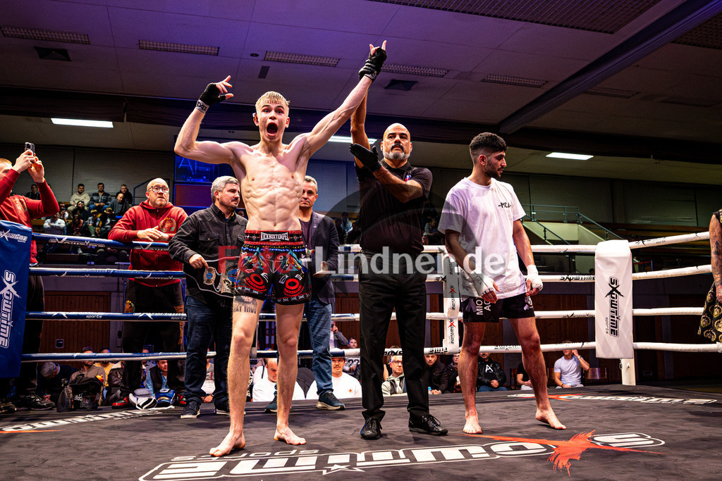 Maksym Palyha (blau) gegen Jesen Hamad (MFA Penz - rot) | MFA Fight Night DM Titelfight K1 Style bis 70kg , Maksym Palyha (blau) gegen Jesen Hamad (MFA Penz - rot), 20251108,,2025-11-08 in Penzberg (Wellenberghalle Penzberg), Copyright: WolfgangxLindner www.foto-lindner.de