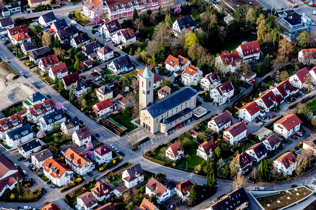 Luftbild: Kath. Kirche St. Johannes in Leonberg im Bundesland Baden-Württemberg in Deutschland. Foto: IMG_39016.jpg vom 03.04.2011 durch Werner Riehm/FLY-FOTO.de – Auflösung des Originals: 4752 x 3168 px