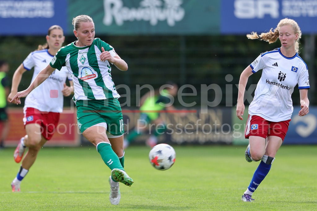 Fussball, Testspiel Frauen, SV Werder Bremen - Hamburger SV | v.li.: Lina Hausicke (SV Werder Bremen, 18) und Jaqueline Dönges (Hamburger SV, HSV, 21) im Zweikampf, Duell, Dynamik, Aktion, Action, Spielszene