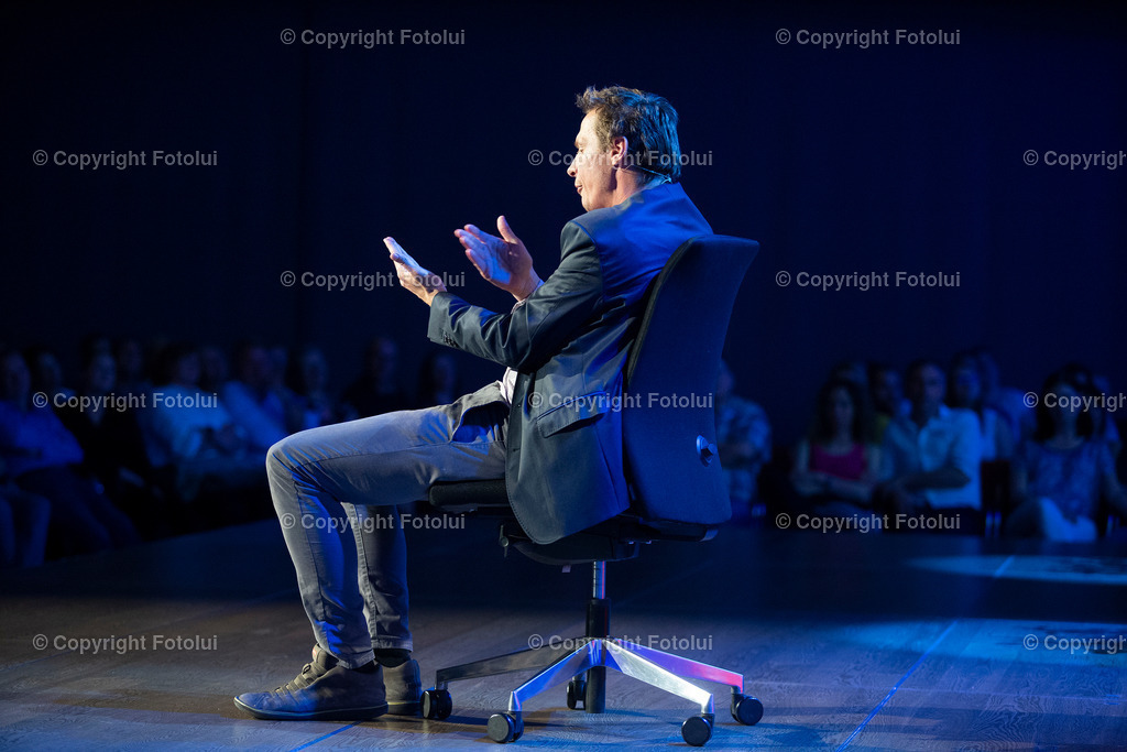 OBERBANK_19 | EIN DANK AN DIE PFLEGEKRAEFTE KABARETT MIT KLAUS ECKEL 02.06.2022 OBERBANK DONAU-FORUM LINZ IM BILD: KLAUS ECKEL. FOTO:FOTOLUI/OBERBANK