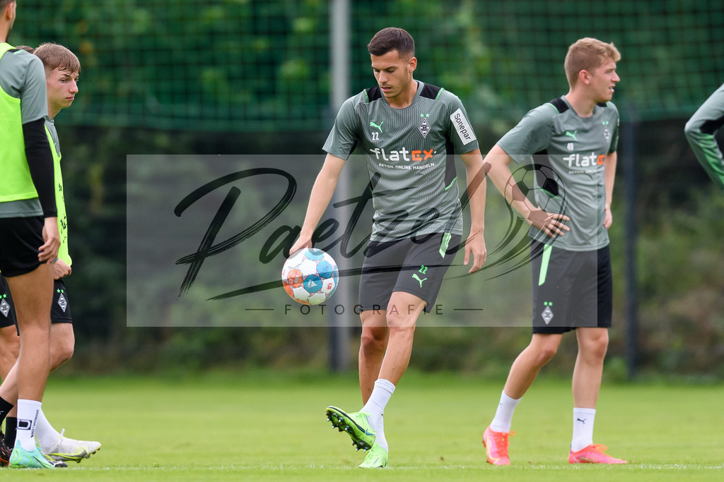 TRABMG20210719_022 | Fussball, Herren: Laszlo Benes (Borussia Moenchengladbach) in Aktion, am Ball, Einzelaktion beim Training von Borussia Moenchengladbach waehrend des Trainingslagers auf dem Trainingsplatz am Hotel Klosterpforte am 19.07.2021 in Harsewinkel, Deutschland. - Realisiert mit Pictrs.com