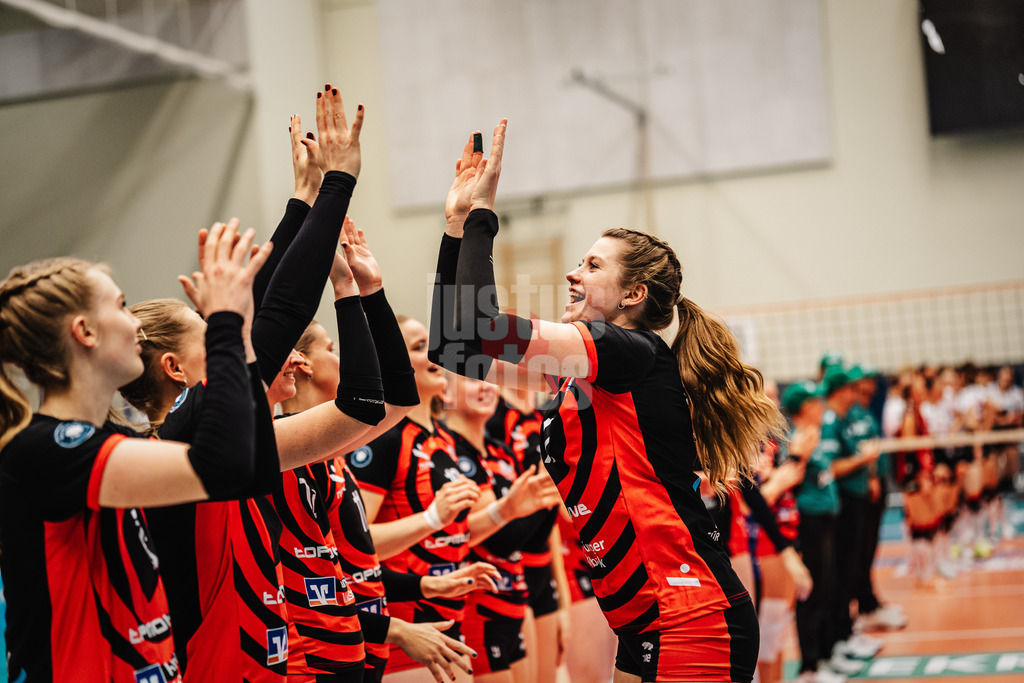 Volleyball | Frauen | Saison 2025/2026 | Volleyball Bundesliga | ETV Hamburger Volksbank Volleys vs. Dresdner SC | 15.11.2025 | Louisa Krams (#17, ETV Hamburger Volksbank Volleys) klatscht mit dem Team ab