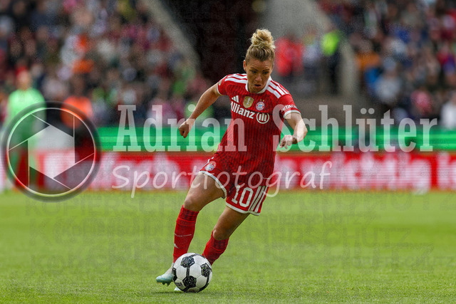 14.05.2026, GER, Fussball, Frauen, DFB-Pokal, Finale, Saison 2025/2026, VfL Wolfsburg - FC Bayern München | Linda Dallmann (Bayern) in Aktion am Ball, Einzelaktion