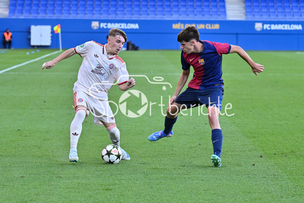 FC Barcelona U19 - FC Bayern München U19 | im duell Lennart KARL (FCB #7) und Jofre TORRENTS (FC Barcelona U19 #5) / zweikampf / UEFA Youth League: FC Barcelona U19 - FC Bayern München U19, Estadi Johan Cruyff am am 23.10.2024