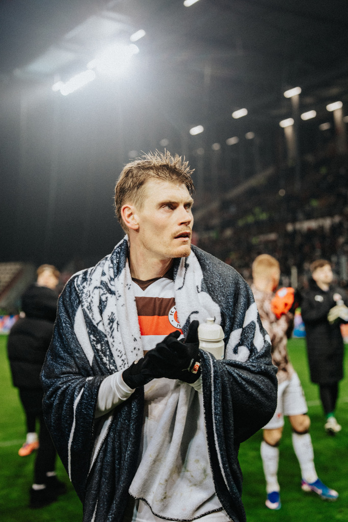 FCS01090 | Der offizielle Shop für FC St. Pauli Fotos. Wähle aus Spielszenen & Fanmomenten dein FCSP Wunschformat. Wir liefern Millerntor-Atmosphäre.