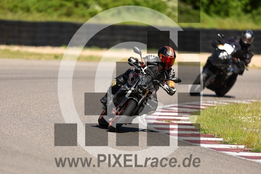 inst-20260426_01230 | Schöne Erinnerungen an spannende Momente - das festzuhalten ist unser Job. PIXELrace.de ist seit 2003 auf den Rennstrecken Europas unterwegs um die Action draußen beim Fahren und die wunderbare Stimmung imm Fahrerlager für euch einzufangen.