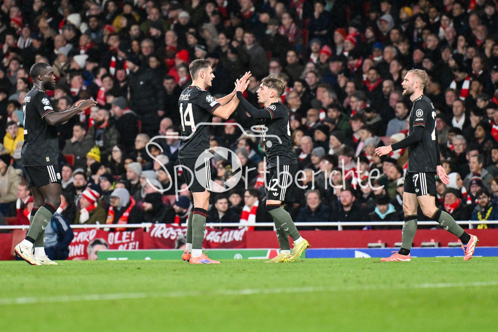 Arsenal FC - FC Bayern München | LONDON, ENGLAND - 26. NOVEMBER: Jubel der Bayenr nach dem Treffer zum 1-1 durch Lennart KARL (FC Bayern Munich 42) / Tor / Torschuetze / Freude / Happy beim Ligaspiel zwischen Arsenal London und dem FC Bayern München am 5. Spieltag der UEFA Champions League im Emirates Stadium am 26.11.2025