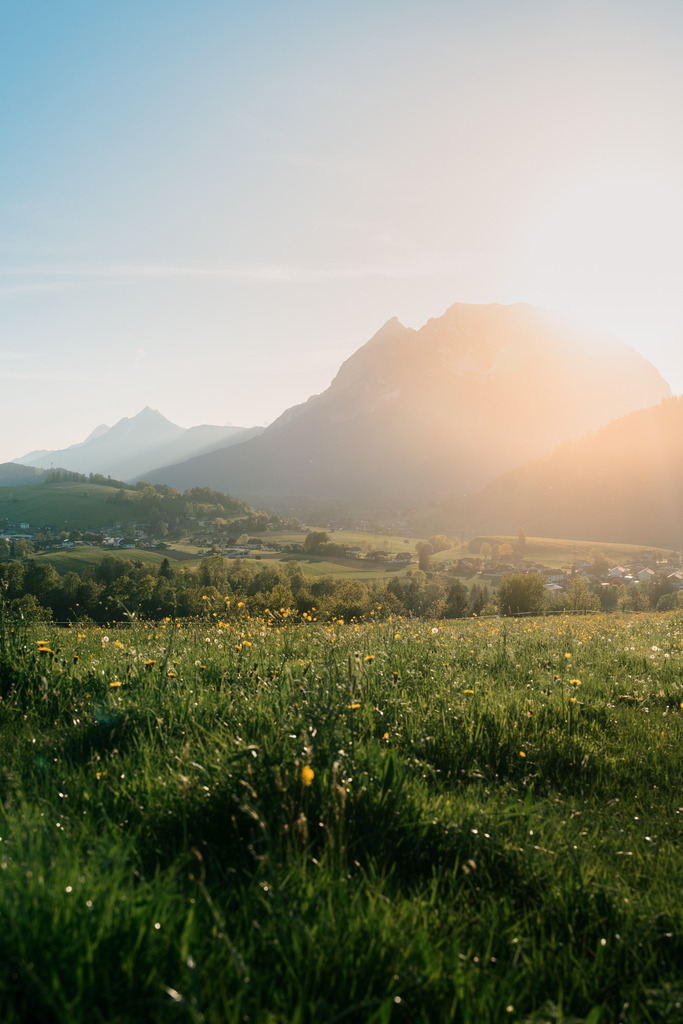 Leuchtendes Ennstal | Blick Richtung Grimming, Dachstein, Kammspitze - Realisiert mit Pictrs.com