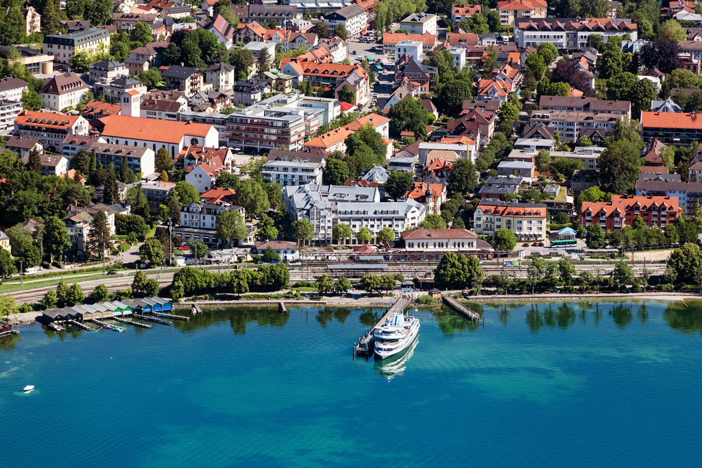 dr__0053523.jpg | STARNBERG 12.06.2020 Uferbereiche am Seegebiet des Starnberger See und der Schiffsanlagesteg der Bayerischen Seenschifffahrt in Starnberg im Bundesland Bayern, Deutschland. Weiterführende Informationen bei: Bayerische Seenschifffahrt GmbH. // Riparian areas on the lake area of Starnberger See and of Schiffsanlagesteg of Bayerischen Seenschifffahrt in Starnberg in the state Bavaria, Germany. Further information at: Bayerische Seenschifffahrt GmbH. Foto: Daniel Reiter