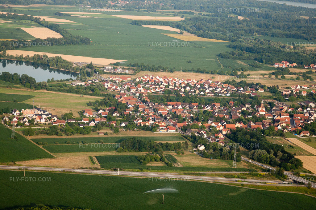 Aerial view: Rountzenheim from the west in the district Ceinture Forêt Nord in Hagenau in the state Bas-Rhin, France. – Photo: IMG_30568.jpg taken on 07/09/2010 by Werner Riehm/FLY-FOTO.com – Resolution of the original: 4752 x 3168 px