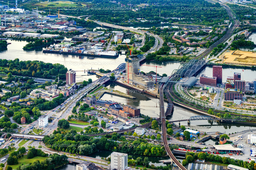 Hamburg_Rothenburgsort_Billhorner_Brückenstrasse_Elbtower_ELS_5415200925 | HAMBURG 20.09.2025 Baustopp auf der Baustelle zum Neubau des Hochhaus- Gebäudekomplexes " Elbtower " an der Zweibrückenstraße zwischen Oberhafenkanal und Norderelbe im Ortsteil HafenCity in Hamburg, Deutschland. Weiterführende Informationen bei: Adolf Lupp GmbH + Co KG,  Akustik-Ingenieurbüro Moll GmbH,  BTB Betontechnik GmbH,  David Chipperfield Architects - Gesellschaft von Architekten mbH,  Deutsche Doka Schalungstechnik GmbH,  Ed. Züblin AG,  Implenia AG,  LV Baumanagement AG,  NOBU HOTELS CORPORATE OFFICE,  SIGNA HOLDING GMBH. // Construction stop on the construction site for the new high-rise building complex "Elbtower" on Zweibrueckenstrasse between Oberhafenkanal and Norderelbe in the HafenCity district of Hamburg, Germany. Further information at: Adolf Lupp GmbH + Co KG,  Akustik-Ingenieurbuero Moll GmbH,  BTB Betontechnik GmbH,  David Chipperfield Architects - Gesellschaft von Architekten mbH,  Deutsche Doka Schalungstechnik GmbH,  Ed. Zueblin AG,  Implenia AG,  LV Baumanagement AG,  NOBU HOTELS CORPORATE OFFICE,  SIGNA HOLDING GMBH. Foto: Martin Elsen