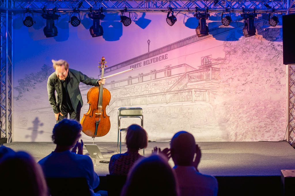 Jan Vogler | Jan Vogler spielt Bach im Forte Belvedere Leisnig zum Festival Hallo Leisnig 2022. - Realisiert mit Pictrs.com