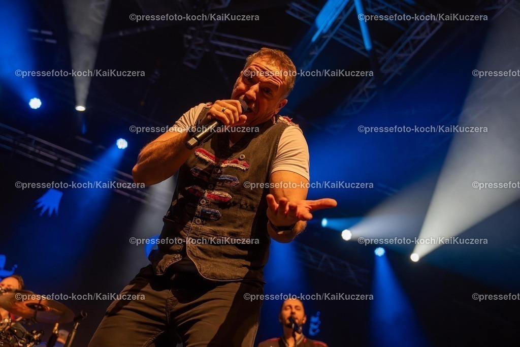 KKU25012501115 | 25.01.2025, xkkux, Düsseldorf, Karnevalsveranstaltung - Die Lachende in der Mitsubishi Electric HALLE. Die Band Höhner performt bei ihrem Auftritt. Im Bild Sänger PATRICK LÜCK 