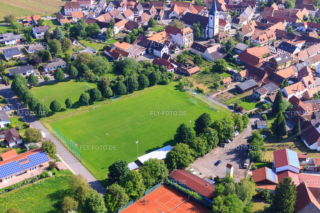 Fußballplatz Mörzheim | Luftbild: Fußballplatz Mörzheim im Ortsteil Mörzheim in Landau im Bundesland Rheinland-Pfalz in Deutschland. Foto: IMG_27149.jpg vom 23.05.2010 durch Werner Riehm/FLY-FOTO.de - Realisiert mit Pictrs.com