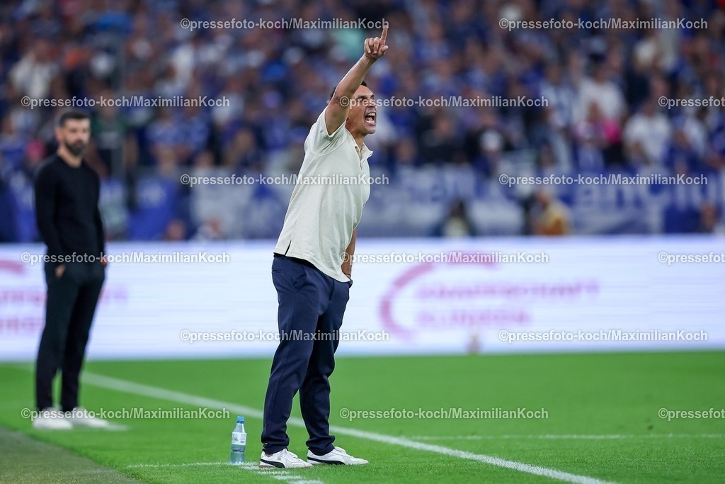 S0413092501068 | 13.09.2025, Fußball, FC Schalke 04 - Holstein Kiel, 5.Spieltag, 2. Fußball Bundesliga, Veltins-Arena Gelsenkirchen, Saison 2025 2026: Cheftrainer Marcel Rapp (Holstein Kiel)  gestikulierend am Spielfeldrand DFB regulations prohibit any use of photographs as image sequences and or quasi-video.