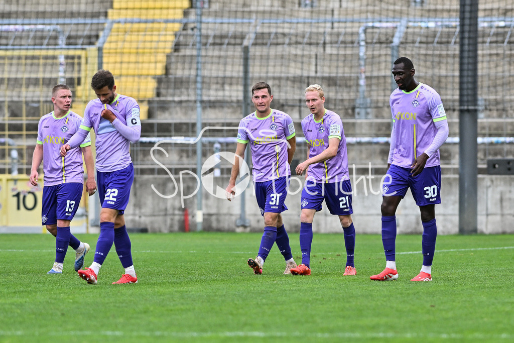 FC Bayern Amateure - FC Würzburger Kickers | Jubel der Gäste nach dem Treffer zum 0-3 durch Tim KRAUS (Würzburger Kickers 31) / Tor / Torschuetze / Freude / Happy / Regionalliga Bayern: FC Bayern Amateure - FC Würzburger Kickers; Grünwalder Stadion am 27.09.2025