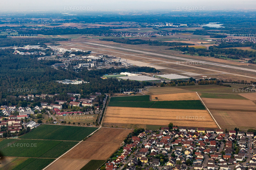 Start- und Landebahnen mit Rollwegen Hangaranlagen und Terminals auf dem Gelände des Flughafen Karlsruhe / Baden-Baden (FKB) | Luftbild: Start- und Landebahnen mit Rollwegen Hangaranlagen und Terminals auf dem Gelände des Flughafen Karlsruhe / Baden-Baden (FKB) im Ortsteil Söllingen in Rheinmünster im Bundesland Baden-Württemberg in Deutschland. Foto: IMG_008786.jpg vom 20.09.2020 durch Werner Riehm/FLY-FOTO.de - Realisiert mit Pictrs.com