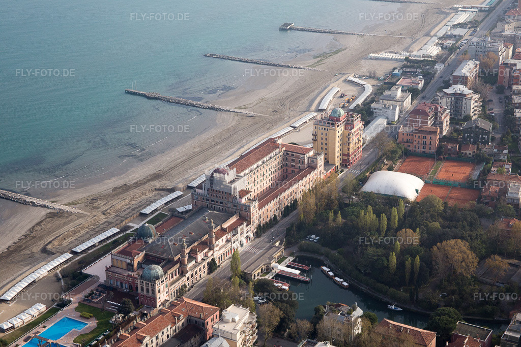 Luftbild: Venedig Lido, Casino in Venezia im Bundesland Venetien in Italien. – Foto: IMG_087522.jpg vom 06.04.2016 durch Werner Riehm/FLY-FOTO.de – Auflösung des Originals: 5472 x 3648 px