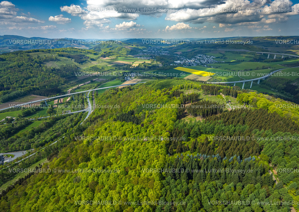 Olsberg240503271 | Luftbild, Autobahn A46 und Bundesstraße B480n mit Talbrücke Schormecke und Ruhrtalbrücke, Hügellandschaft Waldgebiet Ochsenberg Landschaftsschutzgebiet, Berge und Täler mit blauem Himmel und Wolken, Blick nach Dümel, Nuttlar und Bestwig, Antfeld, Olsberg, Sauerland, Nordrhein-Westfalen, Deutschland