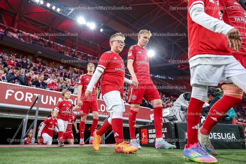 F9503102501294 | 03.10.2025, Fußball, Fortuna Düsseldorf - 1.FC Nürnberg, 2. Fußball Bundesliga, Merkur Spiel-Arena, Saison 2025 2026: Die Fortunaspieler betreten das Stadion. Giovanni Haag (Fortuna Düsseldorf #06) DFB regulations prohibit any use of photographs as image sequences and or quasi-video.