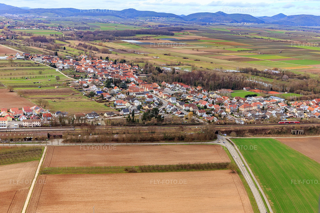 Luftbild: Ortsansicht von Osten in Winden im Bundesland Rheinland-Pfalz in Deutschland. Foto: IMG_124312.jpg vom 04.02.2021 durch Werner Riehm/FLY-FOTO.de