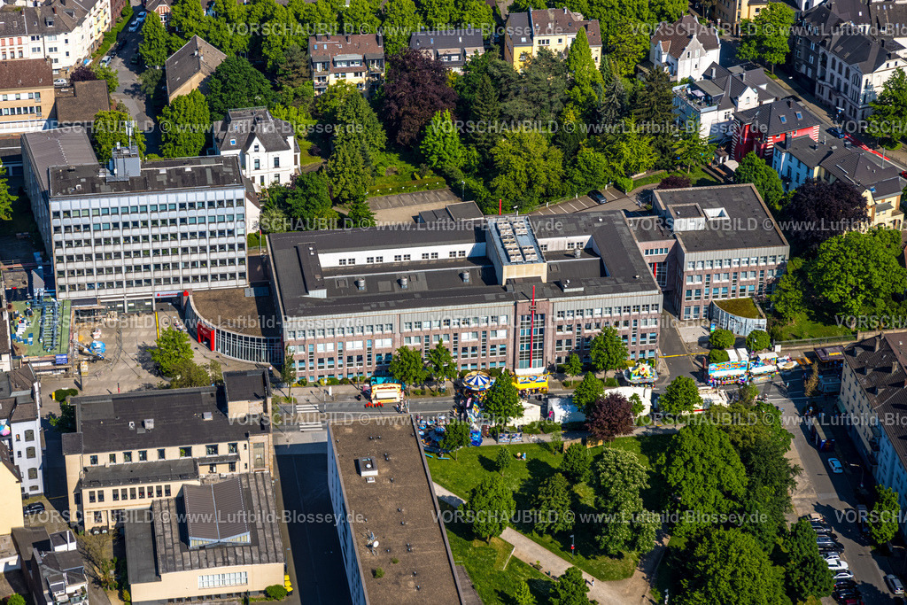 Witten240506848 | Luftbild, Himmelfahrtskirmes auf der Ruhrstraße am Gebäude der Sparkasse Witten Hauptstelle, Finanzamt Gebäude, Karussell und Verkaufsstände, Witten, Ruhrgebiet, Nordrhein-Westfalen, Deutschland
