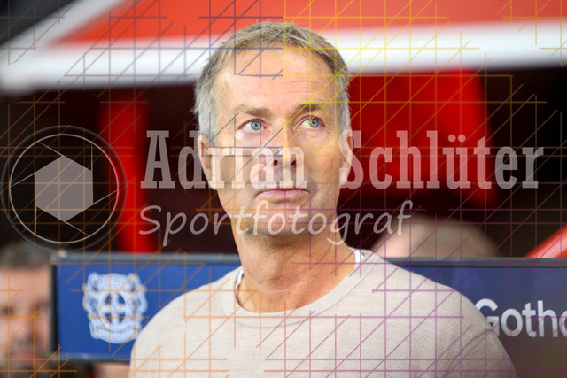 Bayer 04 Leverkusen vs Eintracht Frankfurt - Bundesliga  | Leverkusen, Deutschland, 12.09.25:   Trainer Kasper Hjulmand (Bayer 04 Leverkusen) schaut waehrend des Spiels der Bundesliga zwischen  Bayer 04 Leverkusen vs Eintracht Frankfurt in der BayArena(Foto von Brauer-Fotoagentur / Adrian Schlueter)