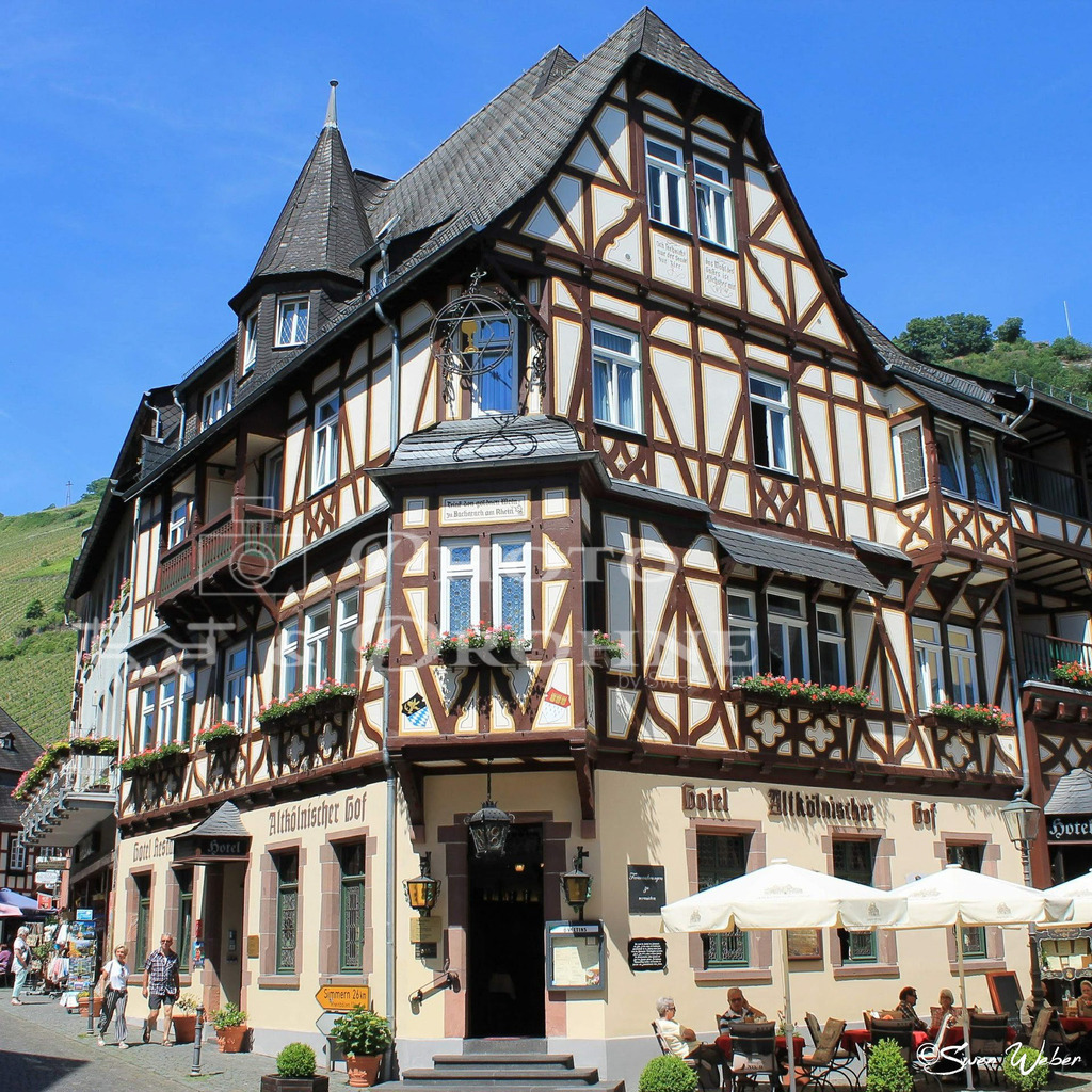 Bacharach-01 | Das historische Fachwerkgebäude beherbergt heute ein Restaurant ud Hotel. Früher war in dem Gebäude ein Gericht untergebracht. - Realisiert mit Pictrs.com