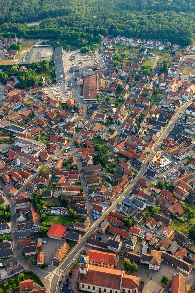 Vue aérienne: Aperçu des lieux, notamment la rue de Haguenau à Soufflenheim dans le département Bas Rhin, France – .Photo: IMG_30563.jpg prise le 09/07/2010 par Werner Riehm/FLY-FOTO.eu – Résolution de l'original: 3168 x 4752 px