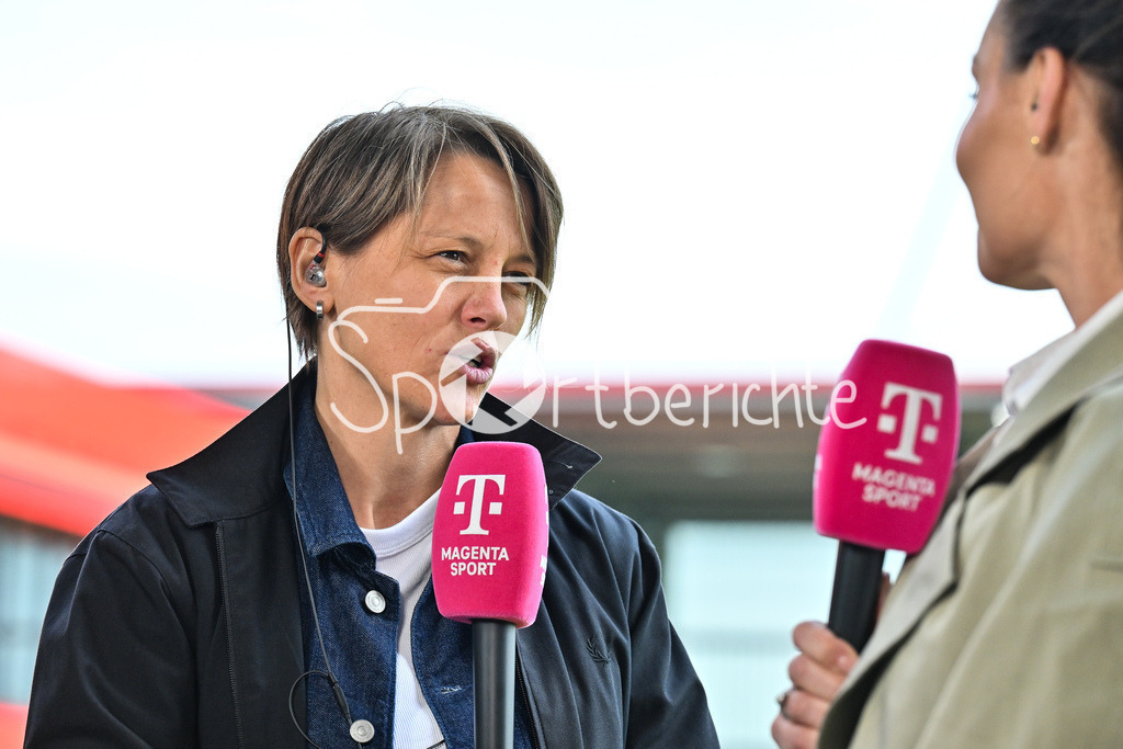 FC Bayern München - SC Freiburg | Im Bild FCB Frauen Direktorin Bianca RECH beim Interview von MagentaSport / Einzelfoto / Freisteller / Frauen Bundesliga: FC Bayern Muenchen - SC Freiburg, FC Bayern Campus am 27.04.2025