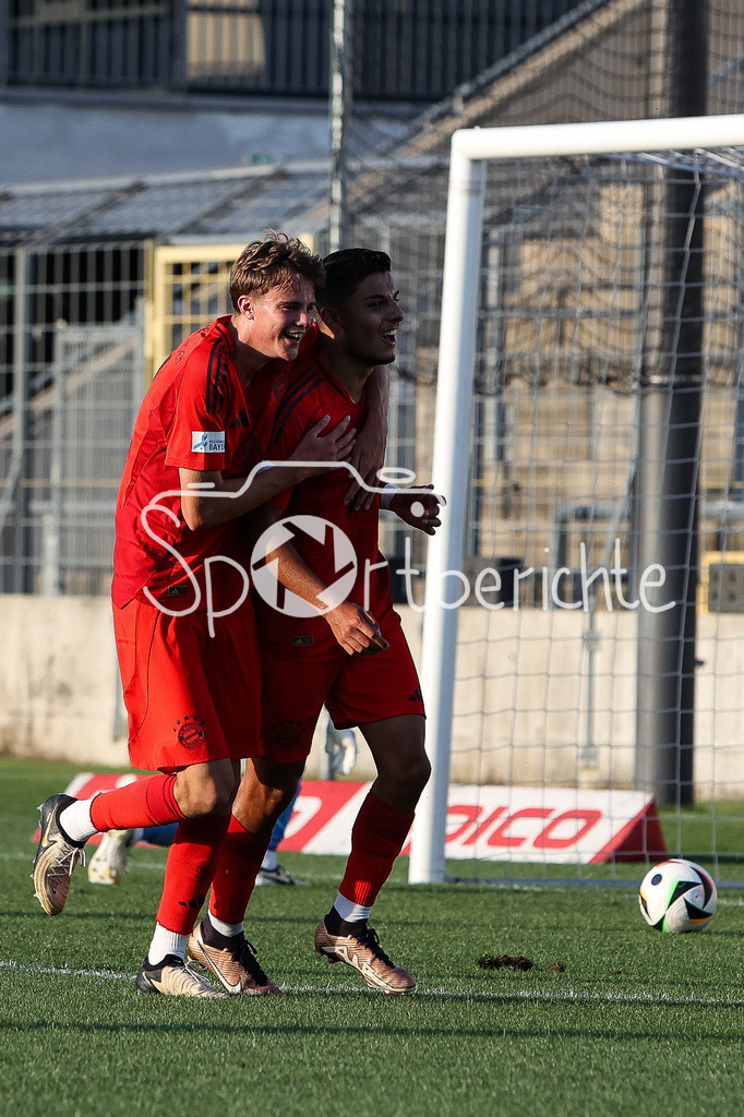 FC Bayern Amateure - SpVgg Ansbach | Jubel nach dem Treffer zum 2-0 durch Davide Dell`ERBA (FCB #7) / Freude / Tor / Torschuetze / Foulelfmeter