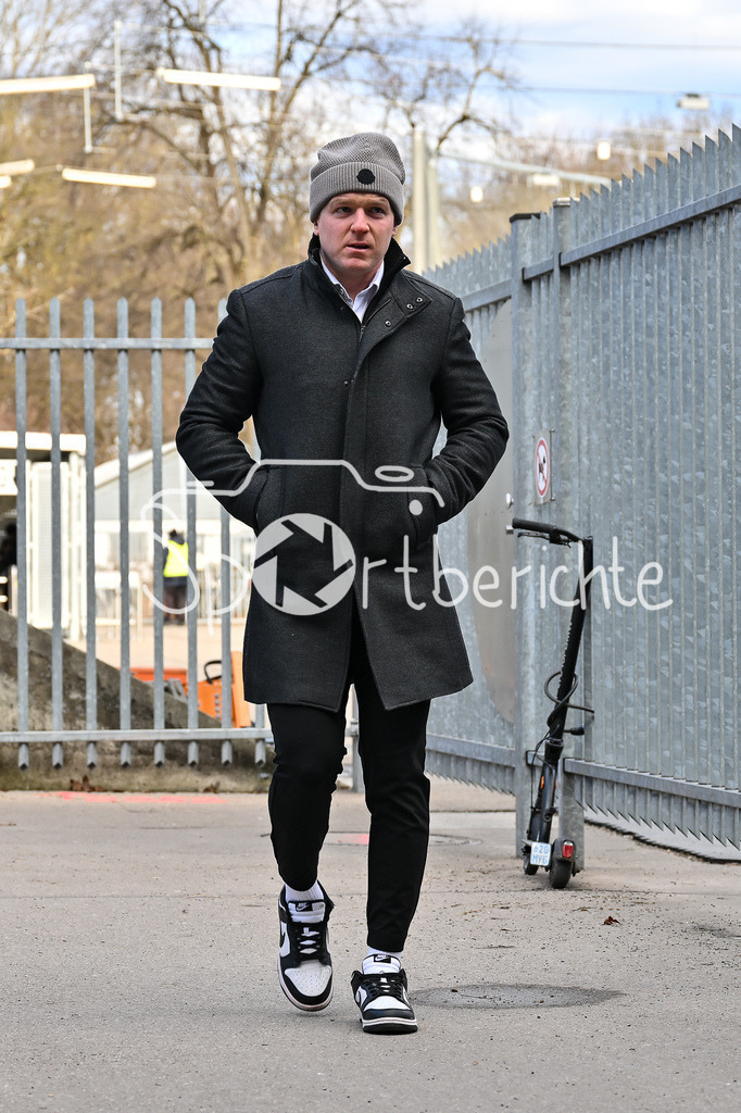 Augsburger Panther - ERC Ingolstadt | im Bild Mark ZENGERLE (Augsburger Panther #89) auf dem weg zum Stadion / Freisteller / Einzelfoto / DEL: Augsburger Panther - ERC Ingolstadt, Curt Frenzel Stadion am 26.01.2025