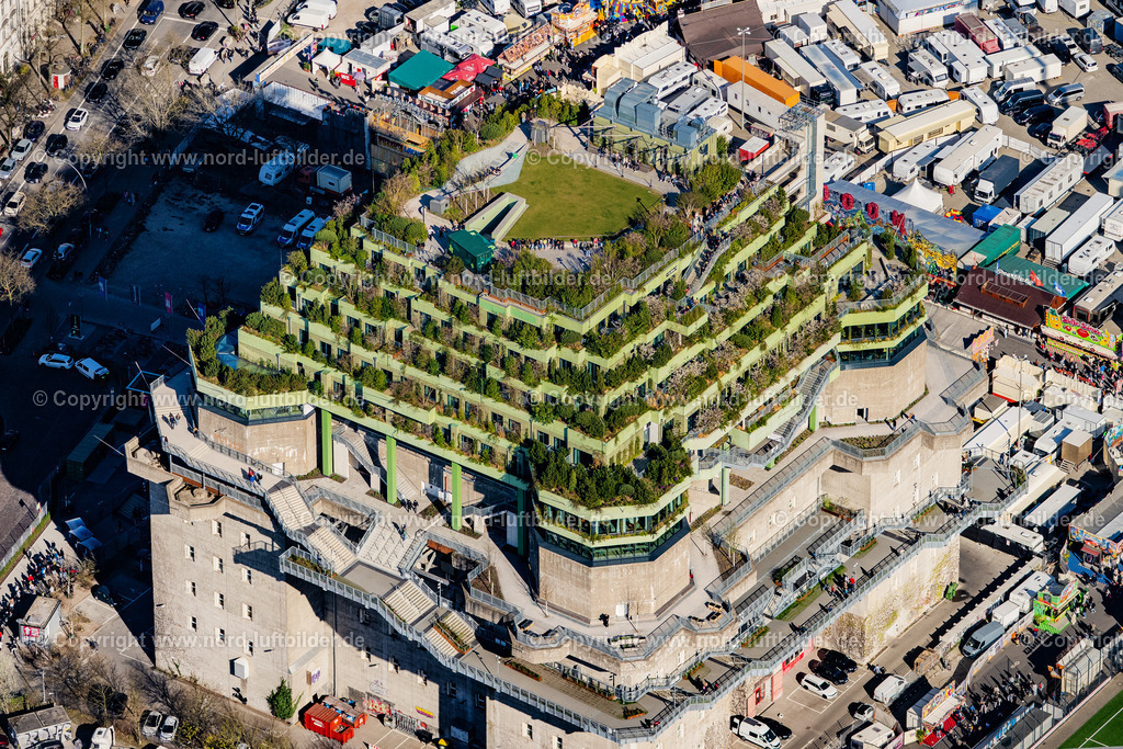 Hamburg_Heiligengeistfeld_Bunker_ELS_2914060425 | HAMBURG 06.04.2025 Bunker- Gebäudekomplex " Medienbunker " an der Feldstraße im Ortsteil Sankt Pauli in Hamburg, Deutschland. Weiterführende Informationen bei: EHP Erste Hanseatische Projektmanagement GmbH,  Hilldegarden e.V.,  Holsteiner Kabel- und Leitungsbau Willi Pohl GmbH & Co. KG,  Ingenieurbau George Bähr GmbH,  PERI GmbH,  RIMC Bunker Hamburg Hotelbetriebsgesellschaft mbH & Co.,  Veranstaltungs GbR Wolters/Jähnichen. // Bunker building complex "Medienbunker" on Feldstrasse in the Sankt Pauli district of Hamburg, Germany. Further information at: EHP Erste Hanseatische Projektmanagement GmbH,  Hilldegarden e.V.,  Holsteiner Kabel- und Leitungsbau Willi Pohl GmbH & Co. KG,  Ingenieurbau George Baehr GmbH,  PERI GmbH,  RIMC Bunker Hamburg Hotelbetriebsgesellschaft mbH & Co.,  Veranstaltungs GbR Wolters/Jaehnichen. Foto: Martin Elsen