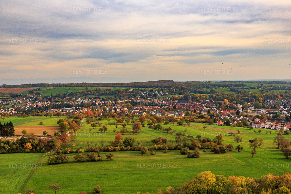 Vue aérienne: Vue de la ville depuis l'ouest à Niederbronn-les-Bains dans le département Bas Rhin, France.Photo: IMG_084741.jpg prise le 24/10/2015 par Werner Riehm/FLY-FOTO.euRésolution de l'original: 5472 x 3648 px