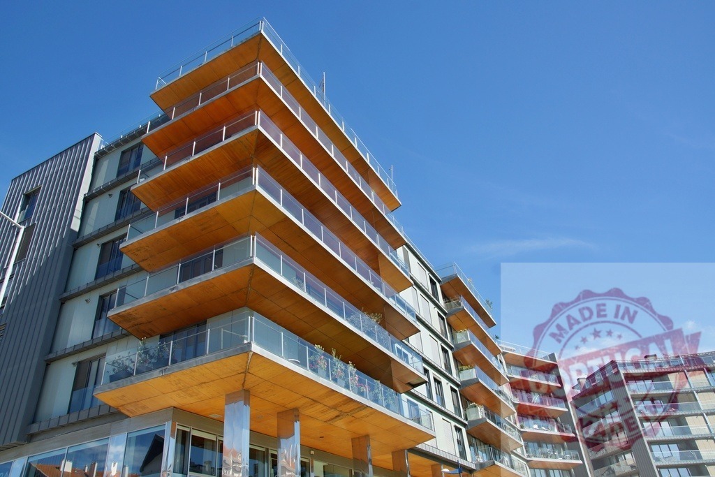 Modern apartment building with wooden balconies and glass railings. Aveiro - Portugal | Contemporary architecture featuring multiple floors, spacious balconies, and a clear blue sky - Realisiert mit Pictrs.com