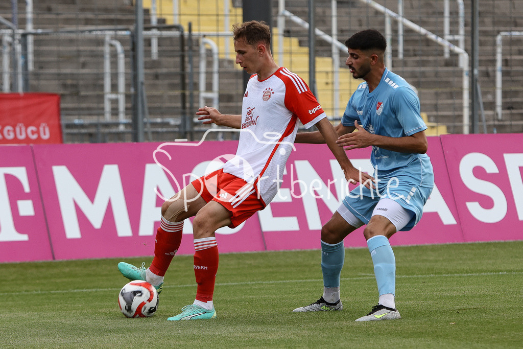 FC Bayern Amateure - Türkgücü München | Lovro ZVONAREK (FCB #8) im Duell mit Ishak KARAOGUL (TGM #36)