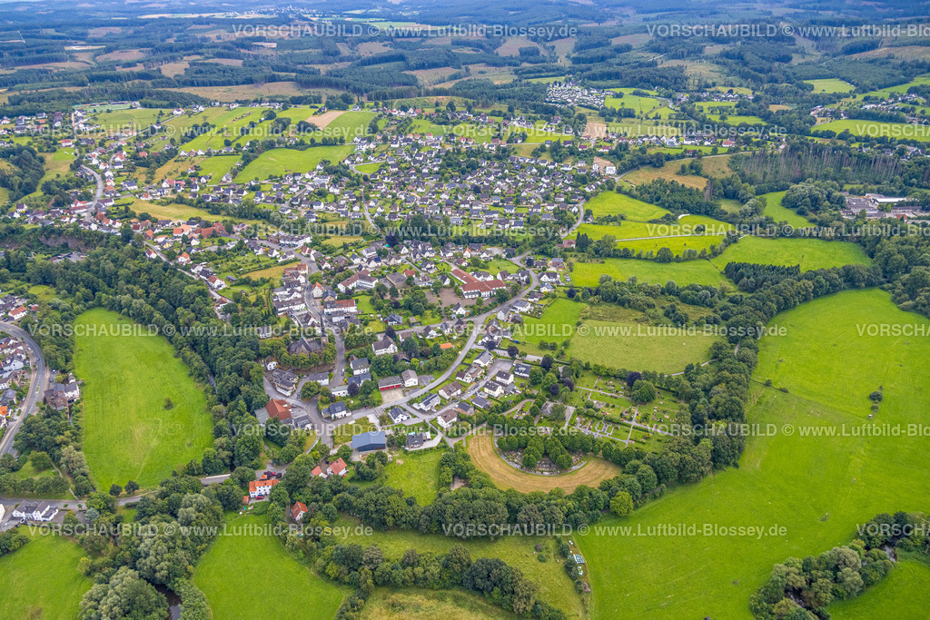 Warstein240712865Allagen | Luftbild, Wohngebiet Ortsansicht Allagen, grüne Wiesen und Felder mit Waldgebiet, Warstein, Sauerland, Nordrhein-Westfalen, Deutschland